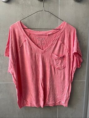 Guess Vintage Wash V-Neck Tee in Heather Coral. size: Small